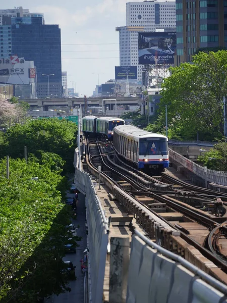 Trenes BTS en la estación Mo Chit — Foto de Stock