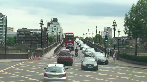 Weergave van Battersea bridge vanuit Londen dubbeldekker route 19 — Stockvideo