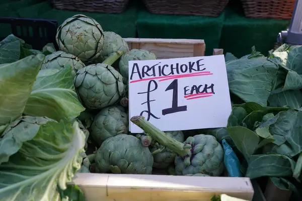 Alcachofa vendida en el mercado de agricultores en Stratford-upon-Avon —  Fotos de Stock