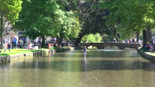 Rio Windrush em Bourton-on-the-water — Vídeo de Stock