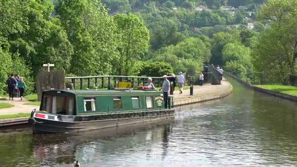 ポントカサルテの水道橋スランゴスレン ウェールズ英国の運河ボート — ストック動画