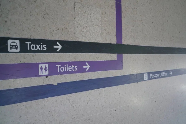 De taxi van de tekst in witte letters op de vloer van het station in Londen — Stockfoto