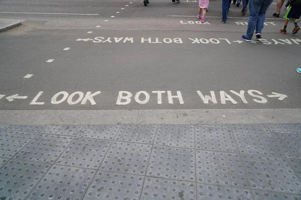 Tekst zoeken beide manieren in witte letters op asfalt van straat in Londen — Stockfoto