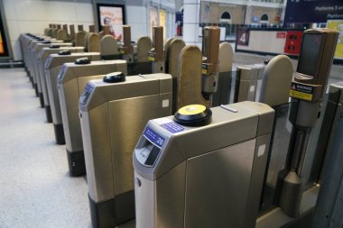 Victoria metro istasyonu otomatik bilet kapısı