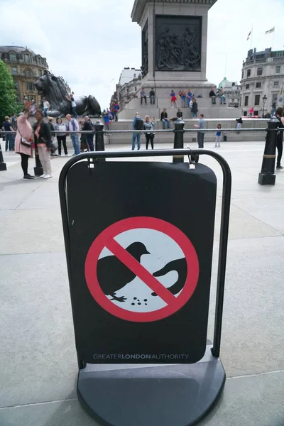 Não alimente pombos assinar em Londres — Fotografia de Stock