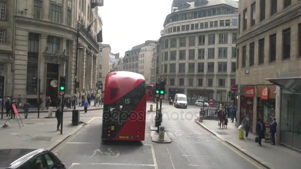 Vista de Cannon Street cerca de la estación Monument desde Londres ruta de dos pisos 15 — Vídeos de Stock