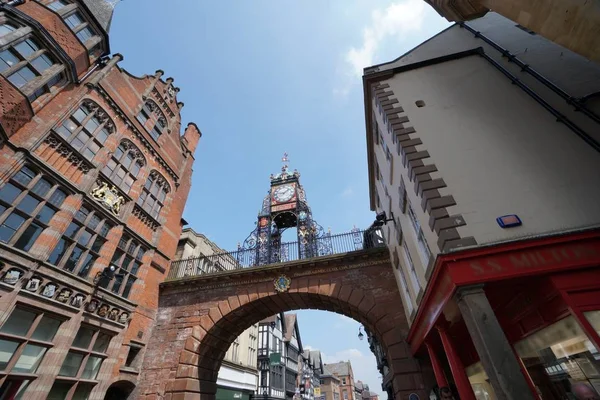 Chester Eastgate saat