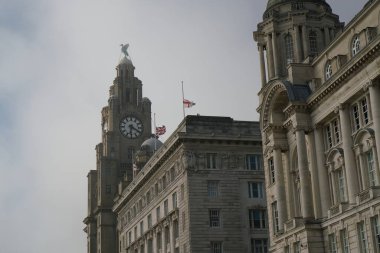 İngiltere'de ve İngiltere'de bayrağı yarıya Liverpool waterfront binasında uçtu