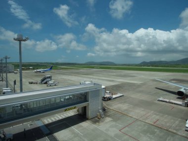 Ishigaki Havaalanı çatı terasından Ishigaki Havaalanı pist