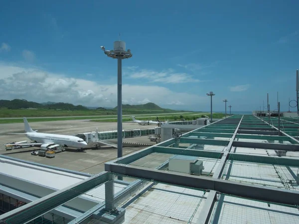 Злітно-посадкової смуги аеропорту Ishigaki з тераси на даху з аеропорту Ishigaki — стокове фото
