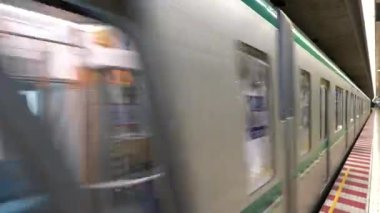 Varış metro tren Tokyo Nezu istasyonunda.
