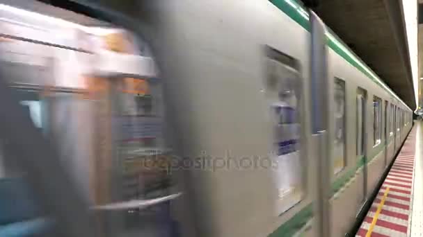 Прибытие поезда метро на станцию Нэдзу в Токио . — стоковое видео