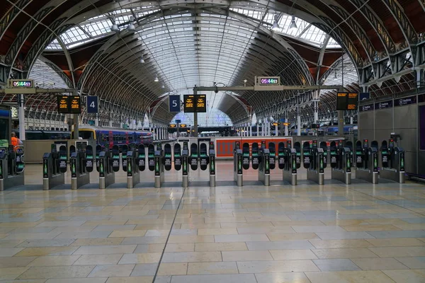 Londra Paddington istasyonu bilet kapılarında