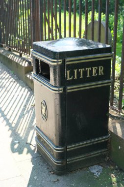 Liverpool, İngiltere-Mayıs 25, 2017: Çöp kovası Liverpool şehir