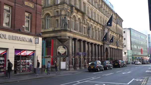 Liverpool, Storbritannien-maj 25, 2017: Hörnet av Mathew street och North John street i Liverpool — Stockvideo