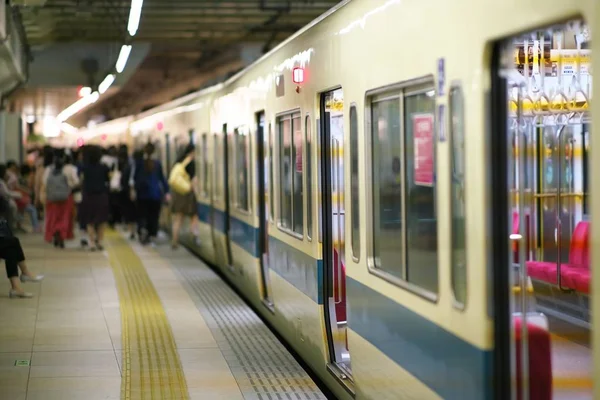 Platform in Tokio — Stockfoto