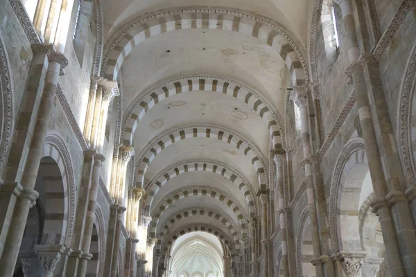 Yüksek atlama Basilica Sainte-Marie-Madeleine, Vezelay çizgili kemer