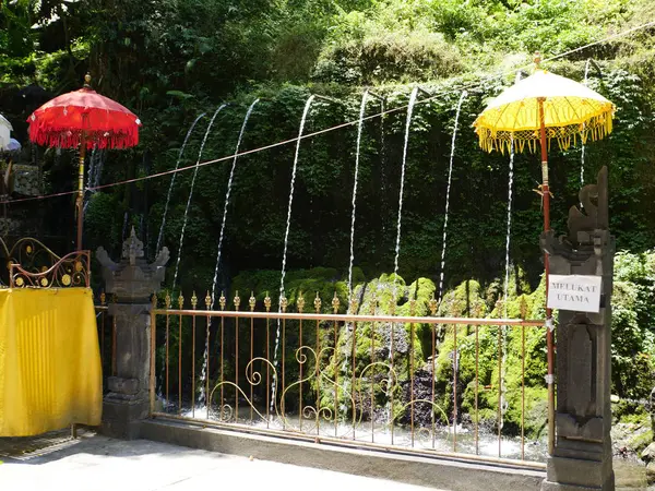 Víz esetében tisztítása rituális Pura Tirta Sudamala, Bangli, Bali — Stock Fotó