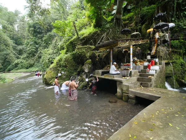 Bangli, Indonésia-setembro 20,2017: ritual de purificação em Pura Tirta Sudamala, Bangli, Bali — Fotografia de Stock