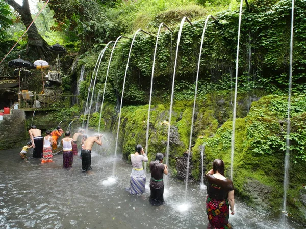 Bangli, Endonezya-20 Eylül 2017:Pura Tirta Sudamala, Bangli, Bali'de arınma ritüeli