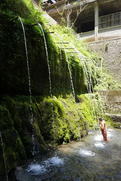 Víz esetében tisztítása rituális Pura Tirta Sudamala, Bangli, Bali — Stock Fotó