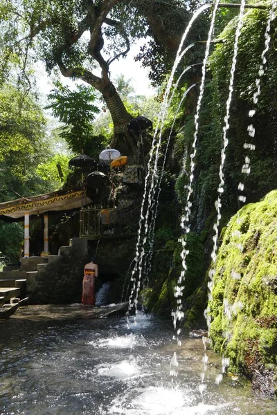 Víz esetében tisztítása rituális Pura Tirta Sudamala, Bangli, Bali — Stock Fotó