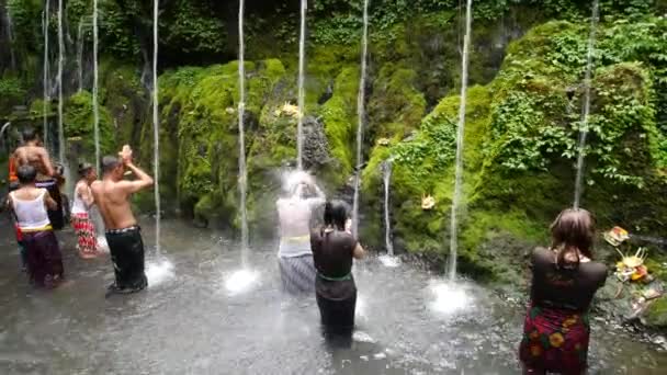 Bangli, Indonesia-20. september 2017: Rensingsritualet ved Pura Tirta Sudamala, Bangli, Bali – stockvideo