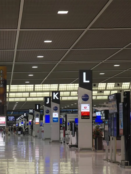 Narita, japan-september 17, 2017: narita flughafen terminal 2 frühmorgens — Stockfoto
