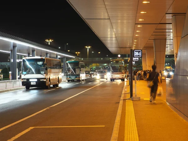 Нарита, Япония-16 сентября 2017 года: Автобусные остановки в терминале 2 аэропорта Нарита ночью — стоковое фото