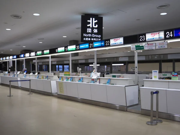 Narita, Japán-szeptember 17, 2017: Narita repülőtér terminál 2 a korareggeli órákban — Stock Fotó