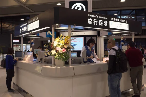 Mostrador de venta de seguros de viaje en la Terminal 2 del Aeropuerto de Narita temprano en la mañana — Foto de Stock