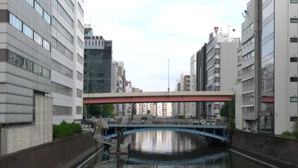 東京の下町を運河します。 — ストック動画