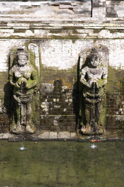 Hinduistické andělé svíral vázy v Goa Gajah, Bali — Stock fotografie