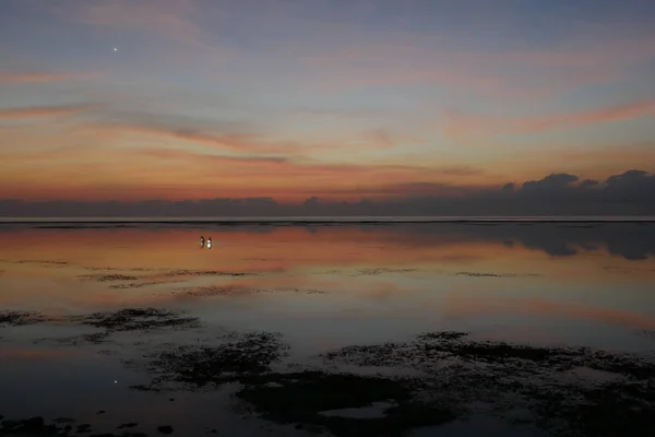 Lever de soleil sur la plage de Sanur, Bali — Photo