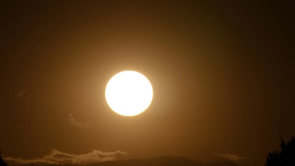 El sol se pone justo más allá del monte. Fuji. — Vídeos de Stock