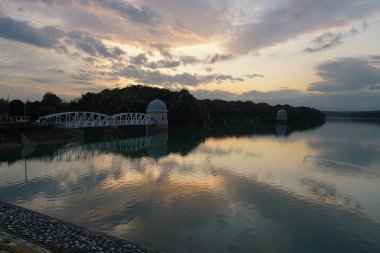 Murayama rezervuar veya alacakaranlıkta Tama Gölü