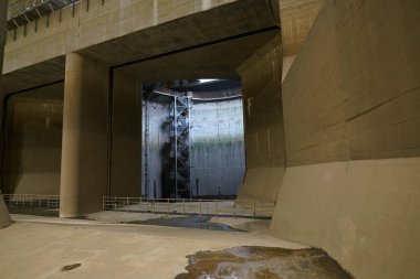 Saitama, Japonya-Kasım 29, 2017: Metropolitan alan dış yeraltı boşaltma kanalına sel önlemek için inşa edildi. Onun devasa dalgalanma tank Underground tapınak veya Palace denir.