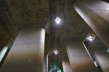 Saitama, Japonya-Kasım 29, 2017: Metropolitan alan dış yeraltı boşaltma kanalına sel önlemek için inşa edildi. Onun devasa dalgalanma tank Underground tapınak veya Palace denir.