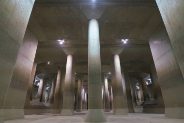 Saitama, Japonya-Kasım 29, 2017: Metropolitan alan dış yeraltı boşaltma kanalına sel önlemek için inşa edildi. Onun devasa dalgalanma tank Underground tapınak veya Palace denir.