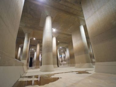 Saitama, Japonya-Kasım 29, 2017: Metropolitan alan dış yeraltı boşaltma kanalına sel önlemek için inşa edildi. Onun devasa dalgalanma tank Underground tapınak veya Palace denir.