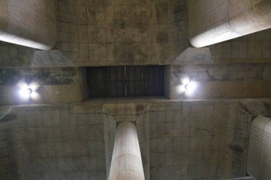 Saitama, Japonya-Kasım 29, 2017: Metropolitan alan dış yeraltı boşaltma kanalına sel önlemek için inşa edildi. Onun devasa dalgalanma tank Underground tapınak veya Palace denir.