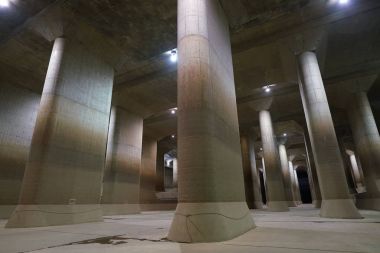 Saitama, Japonya-Kasım 29, 2017: Metropolitan alan dış yeraltı boşaltma kanalına sel önlemek için inşa edildi. Onun devasa dalgalanma tank Underground tapınak veya Palace denir.