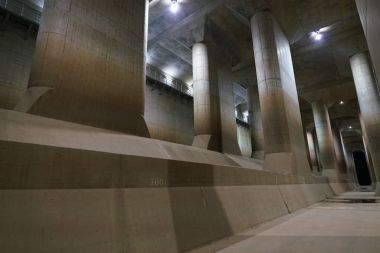 Saitama, Japonya-Kasım 29, 2017: Metropolitan alan dış yeraltı boşaltma kanalına sel önlemek için inşa edildi. Onun devasa dalgalanma tank Underground tapınak veya Palace denir.