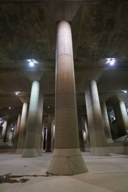 Saitama, Japonya-Kasım 29, 2017: Metropolitan alan dış yeraltı boşaltma kanalına sel önlemek için inşa edildi. Onun devasa dalgalanma tank Underground tapınak veya Palace denir.