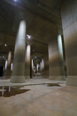 Saitama, Japonya-Kasım 29, 2017: Metropolitan alan dış yeraltı boşaltma kanalına sel önlemek için inşa edildi. Onun devasa dalgalanma tank Underground tapınak veya Palace denir.