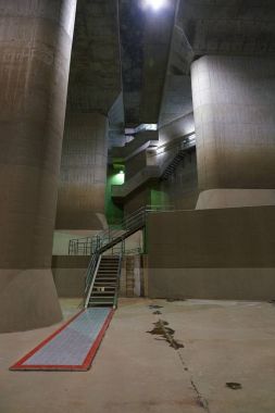 Saitama, Japonya-Kasım 29, 2017: Metropolitan alan dış yeraltı boşaltma kanalına sel önlemek için inşa edildi. Onun devasa dalgalanma tank Underground tapınak veya Palace denir.