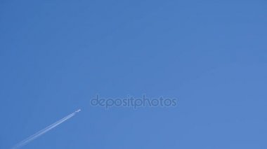 Tokyo, Japonya-Aralık 12, 2017: bir uçak Haneda Havaalanı sinekler Tokyo mavi kış gökte beyaz contrail çizim dan ayrıldı.