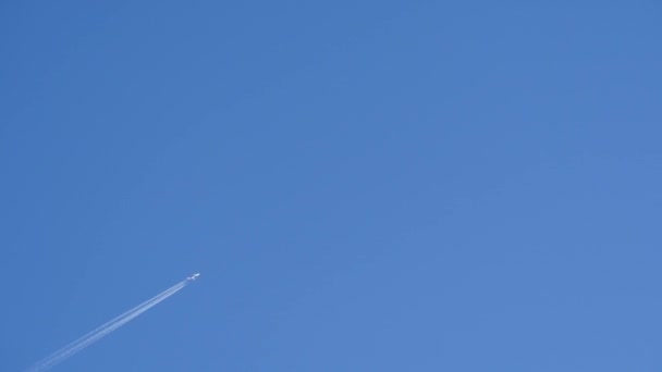 2017年12月12日 一架从羽田机场起飞的飞机在东京的一个蓝色冬日天空中画出白色的轨迹 — 图库视频影像