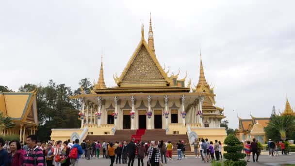 Phnom Penh Kambodja December 2017 Toeristen Foto Maken Koninklijk Paleis — Stockvideo