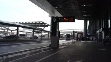 Narita, Japonya-Aralık 25, 2017: Otobüs geldiğinde Narita Havaalanı Terminal1 otobüs durağında sabah